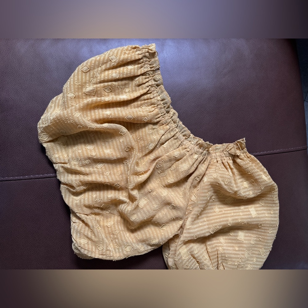 Astr The Label Jacquard One-Shoulder Bubble Hem Blouse in Mustard. NWOT Small - Picture 8 of 12
